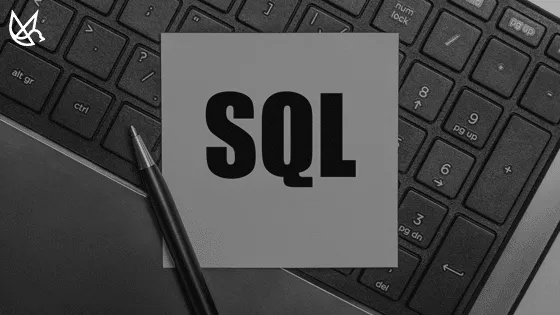 키보드 위에 SQL 이라고 적힌 메모가 놓여 있는 이미지